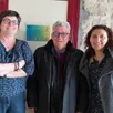 photo la directrice de l’école thomas pesquet, karine martinache, avec andré et nathalie debève, de l’association méli-mélo.