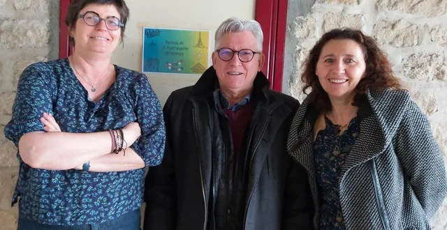 photo  la directrice de l’école thomas pesquet, karine martinache, avec andré et nathalie debève, de l’association méli-mélo.  &copy;  ouest-france. 
