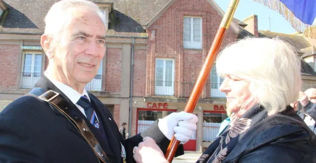 photo  françois pierre-dit-fortier a reçu l’insigne du porte-drapeau des mains d’agnès laigre, conseillère départementale.  &copy;  ouest-france 