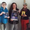 photo de gauche à droite : michelle clément, représentant l’échappée belle, pauline kurtz, responsable du réseau bibliothèque de la ccvha, catherine chereau, adjointe au maire, proposent le spectacle « alter » de la cie l’air de rien.