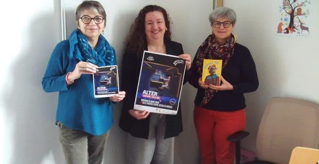 photo  de gauche à droite : michelle clément, représentant l’échappée belle, pauline kurtz, responsable du réseau bibliothèque de la ccvha, catherine chereau, adjointe au maire, proposent le spectacle « alter » de la cie l’air de rien.  &copy;  co 