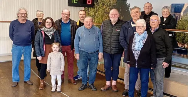 photo  vainqueurs, finalistes et représentants des sociétés organisatrices pour la photo souvenir après la finale dans le jeu de la renaissance.  &copy;  ouest-france 