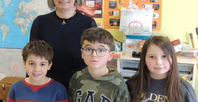 photo  viviane bussy et de gauche à droite camil benzerroug, (scrabble) flavio di folco et mävis sumbul (lecture à voix haute).  &copy;  ouest-france. 