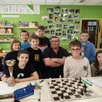 photo le directeur,matthieu benoit, entouré des élèves champions régionaux d’échecs.