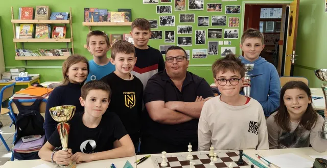 photo  le directeur,matthieu benoit, entouré des élèves champions régionaux d’échecs.  &copy;  ouest-france 