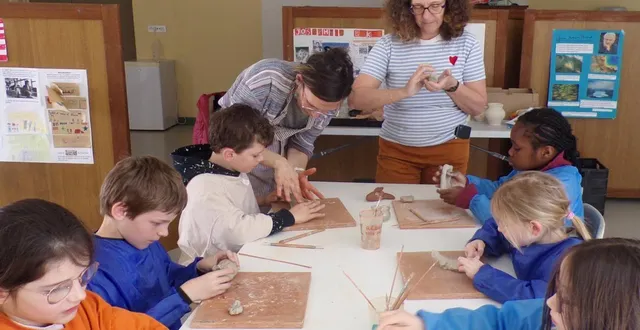 photo  les élèves apprennent à travailler la terre, en l’occurrence l’argile, pour créer des grenouilles, poissons, bateaux…  &copy;  le maine libre 