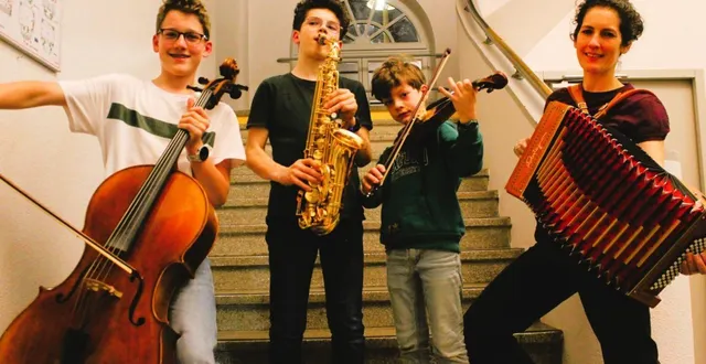 photo  le groupe musical trio spring, formé par la famille bagot-hillion – cécile, aurèle, marceau et louis marin – a enchanté le public à mamers.  &copy;  le maine libre 