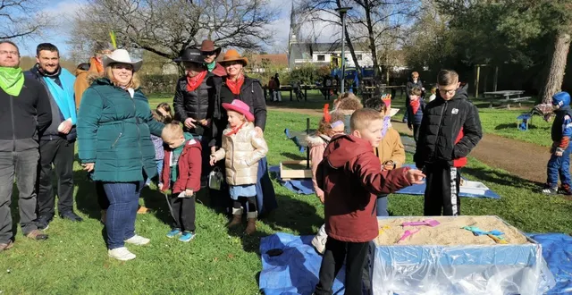 photo  plusieurs stands attendaient le public sur le campement des arnawest installé au port samedi matin.  &copy;  le maine libre. 