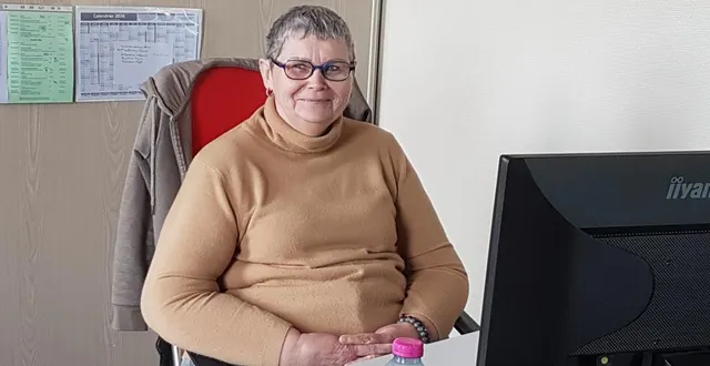 photo  véronique sohier dans le bureau d’accueil de la maison pour tous.  &copy;  le maine libre 