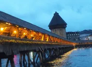 photo  lucerne et ses fameux ponts de bois, dont l’originalité est d’être couverts d’un toit de tuiles. 
