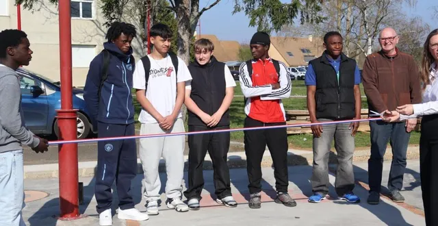 photo  blandine bizais, directrice de l’établissement, inaugure le parking, avec patrice moussay et ses élèves.  &copy;  ouest-france 