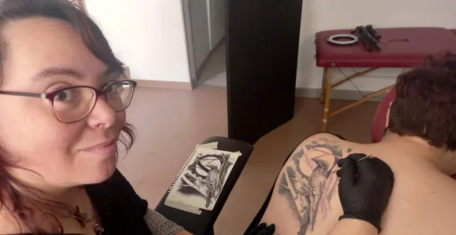 photo  julie et sa première cliente.  &copy;  ouest-france 