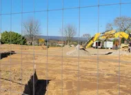 photo  les premiers coups de pelleteuse ont été donnés, en cette mi-mars, sur le chantier de la future résidence le clos des hayes, sous l’égide du promoteur yeswimmo. le projet doit permettre de créer quatorze logements locatifs. le chantier devrait être terminé pour fin mars 2028. 