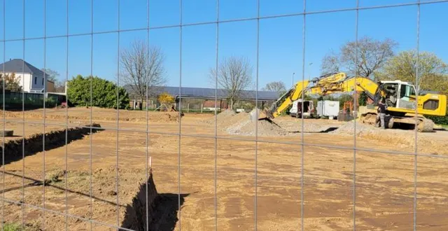 photo  les premiers coups de pelleteuse ont été donnés, en cette mi-mars, sur le chantier de la future résidence le clos des hayes, sous l’égide du promoteur yeswimmo. le projet doit permettre de créer quatorze logements locatifs. le chantier devrait être terminé pour fin mars 2028.  &copy;  ouest-france 