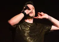 photo  nicolas allègre chante pour hippotigris. 