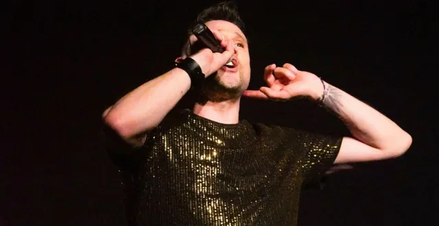 photo  nicolas allègre chante pour hippotigris.  &copy;  nicolas allègre 