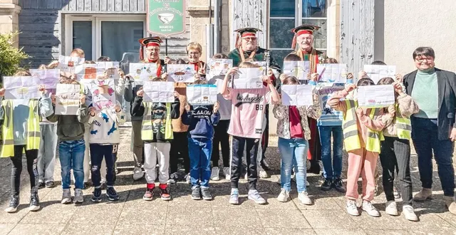 photo  sandrine plessix (à droite) accompagnée de membres de la confrérie des chevaliers des rillettes sarthoises (en arrière-plan) et des enfants d’une des deux classes ayant participé au concours.  &copy;  ouest-france 