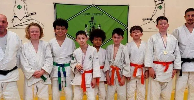 photo  de gauche à droite : johan ledroit (professeur), maxence, ihab,marius, ryan, jonah, nicolas, leopold et rémi guedon (coach).  &copy;  co 