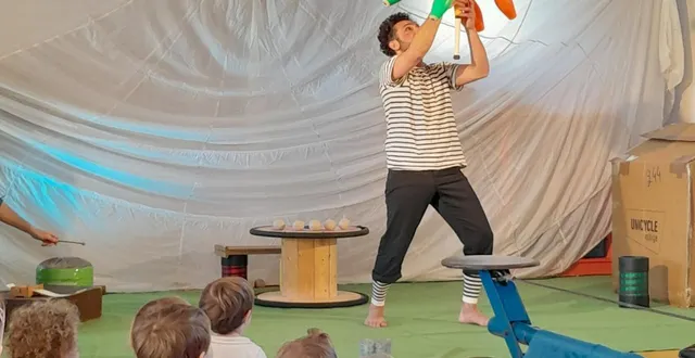 photo  le « spectacle en équilibre », création de l’association un pas de côté, a conquis son très jeune public.  &copy;  co 
