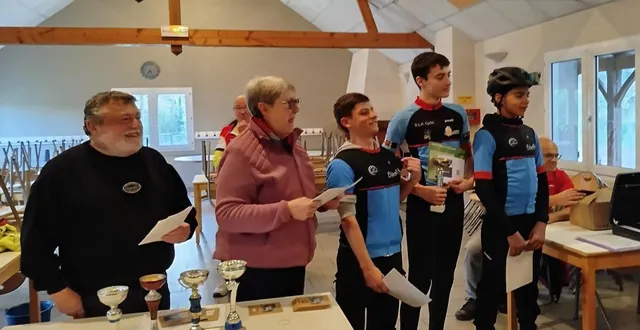 photo  les trois meilleurs cadets ont été distingués à l’issue des épreuves. louis, premier cadet dans la catégorie des 13-18 ans, au centre avecson diplôme remis par la présidente du comité départemental.    &copy;  co 