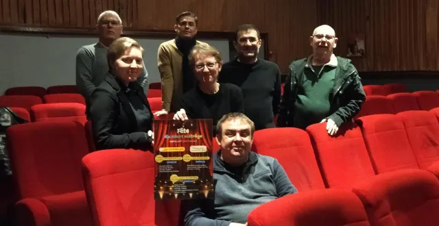 photo  au premier rang : kévin levoyer ; au deuxième : romy et lucile gourdon, jérome gallard, vincent simonin et au troisième rang : christophe duchesnes et mickael fortannier. bénévoles participantes mais absentes pour la photo : anaïs lebrun, coralie folliard, emmanuelle coullon, isabelle chevrollier, lucie onillon delaunay et sandrine frigout.  &copy;  co 