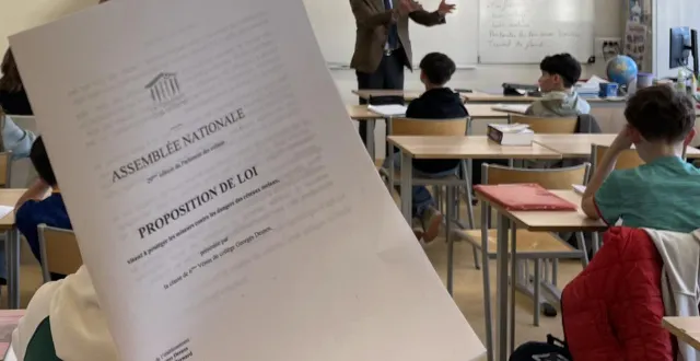 photo  la ferté-bernard, jeudi 19 mars 2026. les élèves de 6e ont présenté leur proposition de loi au député.  &copy;  le maine libre 