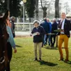 photo tous deux commissaires, anne-doulce lefeuvre et david holland inspectent les chevaux avant la course.