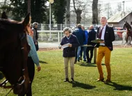 photo  tous deux commissaires, anne-doulce lefeuvre et david holland inspectent les chevaux avant la course. 