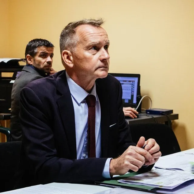 photo david holland observe la course depuis la salle de contrôle.  ©  ouest-france