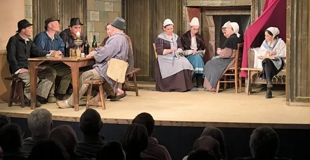 photo  depuis 55 ans, « rouget le braconnier » rassemble des générations de passionnés. comédiens d’hier et d’aujourd’hui font vivre une tradition théâtrale unique à daumeray.  &copy;  co 