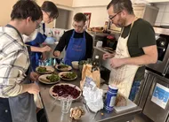 photo  tim, christelle, louis et simon en pleine préparation du repas, ce vendredi 20 mars 2026, au tiers-lieu l’escale solidaire, place d’alger, au mans. l’équipe, mêlant personnes en situation et de handicap et bénévoles, prépare un repas pour les adhérents de l’association ressources21, qui prévoit d’ouvrir un restaurant adapté près de la gare. 