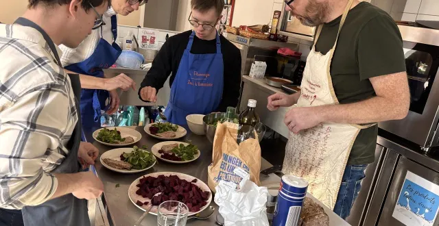 photo  tim, christelle, louis et simon en pleine préparation du repas, ce vendredi 20 mars 2026, au tiers-lieu l’escale solidaire, place d’alger, au mans. l’équipe, mêlant personnes en situation et de handicap et bénévoles, prépare un repas pour les adhérents de l’association ressources21, qui prévoit d’ouvrir un restaurant adapté près de la gare.  &copy;  ouest-france 