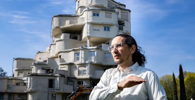 photo  angers, cité kalouguine, le 20 mars 2026. nicolas doreau, en charges de l’opération de réhabilitation des kalouguines, observe les bâtiments en travaux.  &copy;  co - régine lemarchand 