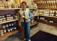 photo  annabelle cousin, de l’entreprise maudet-cousin, en maine-et-loire, fière de ses produits. 