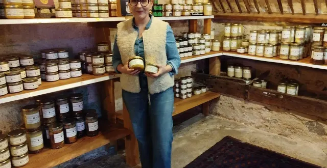 photo  annabelle cousin, de l’entreprise maudet-cousin, en maine-et-loire, fière de ses produits.  &copy;  annabelle cousin 