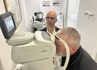 photo  alain, ici assisté par cyril metais, opticien, commence sa consultation en se plaçant devant un premier appareil. 