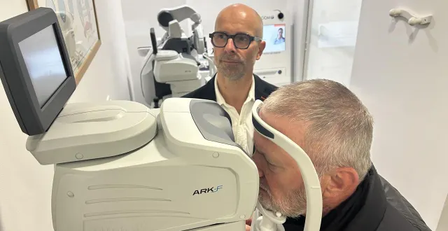 photo  alain, ici assisté par cyril metais, opticien, commence sa consultation en se plaçant devant un premier appareil.  &copy;  le maine libre 