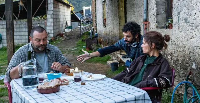 photo  rodrigo sorogoyen sur le tournage d’« as bestas » avec marina foïs et denis ménochet. la comédienne française est également au casting de son prochain film qui sortira durant l’année 2026, « el ser querido » (l’être aimé), avec javier bardem et victoria luengo.  &copy;   lucía faraig 