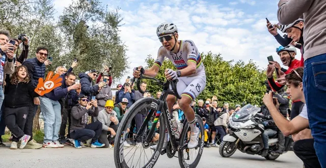 photo  le slovène tadej pogacar (uae team emirates - xrg) a remporté les strade bianche, la seule course disputée en 2026.  &copy;  afp/paolo giuliani 