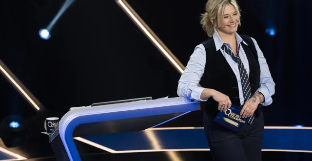 photo  flavie flament remplace cyril féraud au « quiz des champions ».  &copy;  © christophe lartige - france télévisions 