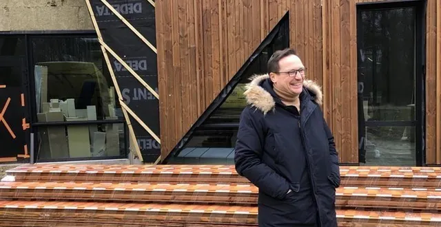 photo  martin du réau, pdg de noras à villaines-sous-malicorne et maigné (sarthe) peut avoir le sourire : son entreprise, spécialisée dans la maroquinerie de luxe, ne connaît pas la crise.  &copy;  archives ouest-france 