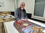 photo  gérard lainé, vitrailliste retraité raconte ses mémoires dans un livre. 