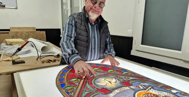 photo  gérard lainé, vitrailliste retraité raconte ses mémoires dans un livre.  &copy;  le maine libre 