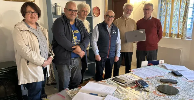 photo  l’association créavenir a remis un ordinateur reconditionné à l’association. il sera utilisé par la salariée de tsa.  &copy;  le maine libre 