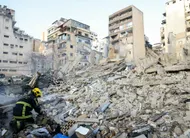 photo  un pompier examine les débris sur le site d’une frappe aérienne israélienne dans le quartier de bashoura à beyrouth, le 18 mars 2026. 