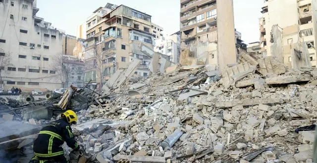 photo  un pompier examine les débris sur le site d’une frappe aérienne israélienne dans le quartier de bashoura à beyrouth, le 18 mars 2026.  &copy;  ibrahim amro/afp 