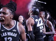 photo  chelsea gray et des joueuses de wnba, sous le maillot de las vegas, le 18 septembre 2025 lors du premier tour des playoffs de wnba. 
