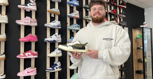 photo  adrien arnaud, 21 ans, est vendeur et unique salarié au sein de la boutique get in my shoes, rue nationale, à cholet (maine-et-loire).  &copy;  ouest-france 