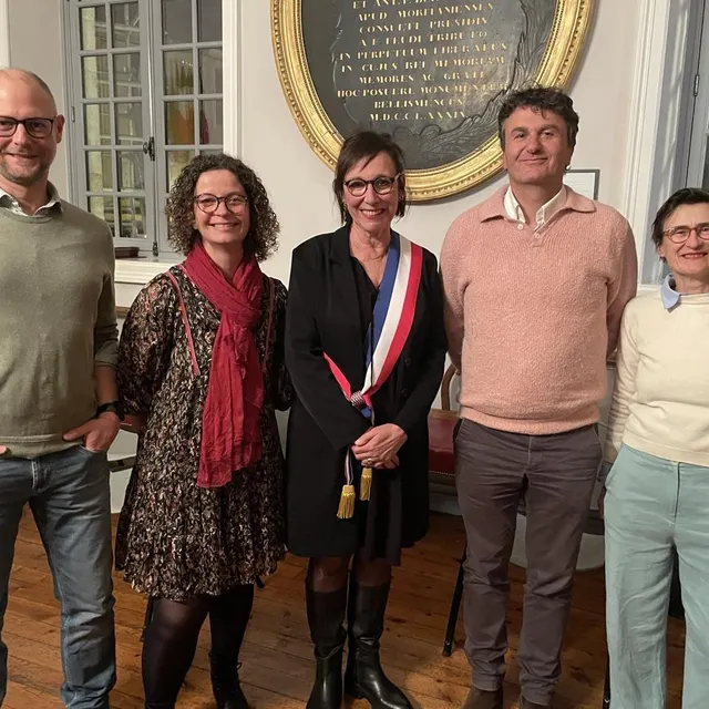 Catherine Lemeux et Olivier Voisin entourés de leurs adjoints : Renaud Lateur, Vanessa Blatrix et Caroline Datner. Ouest-France photo catherine lemeux et olivier voisin entourés de leurs adjoints : renaud lateur, vanessa blatrix et caroline datner. © ouest-france