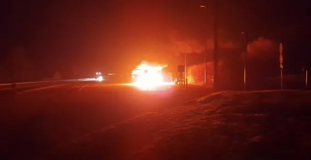 photo  un bus a été entièrement détruit par les flammes, dans la nuit du 20 au 21 mars 2026 à carrouges.  &copy;  photo transmise 